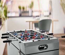 Chladiaci bar so stolným futbalom