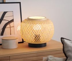 Stolová lampa s bambusovým tienidlom