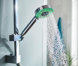 Sprchová LED hlavica s ukazovateľom spotreby vody