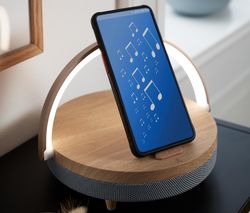 Reproduktor s technológiou Bluetooth® s bezdrôtovou nabíjačkou a nočným LED svetlom