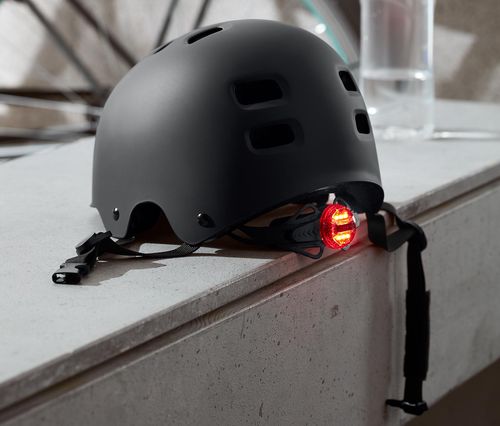Cyklistická prilba so zadným svetlom s LED, čierna