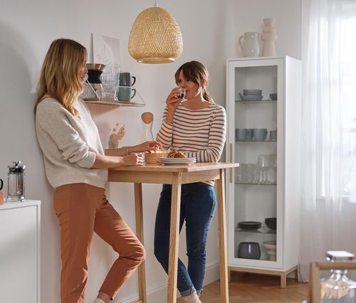 Vysoká vitrína »Eklund« so sklenenými dvierkami