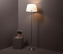 Stojacia lampa s textilným tienidlom