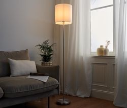 Stojacia lampa s textilným tienidlom