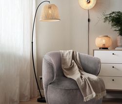 Oblúková lampa s bambusovým tienidlom