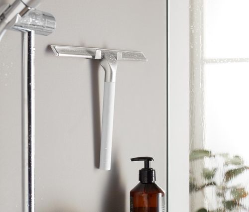 Kúpeľňová stierka s praktickým držiakom na stenu, biela
