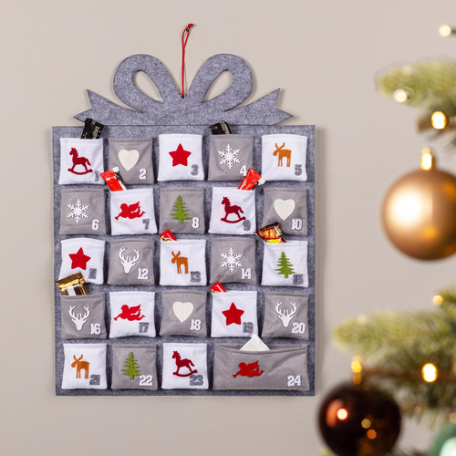 Plstený závesný adventný kalendár s vreckami