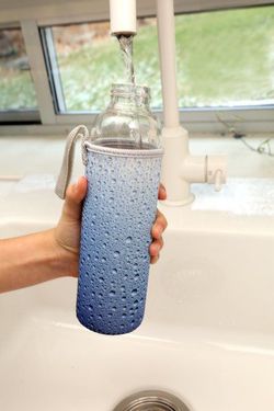 Sklenená fľaša s vodným obalom