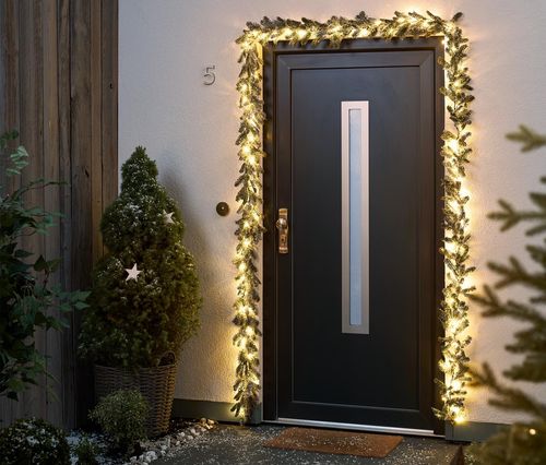 Girlanda v podobe zasnežených jedľových hviezdičiek s LED diódami